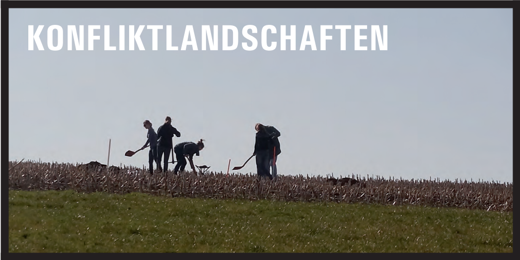 Das Foto zeigt eine Gruppe Menschen, die auf einem abgernteten Maisacker Grabungsarbeiten durchführen | Foto: Ruppe Koselleck Das Foto zeigt eine Gruppe Menschen, die auf einem abgernteten Maisacker Grabungsarbeiten durchführen | Foto: Ruppe Koselleck