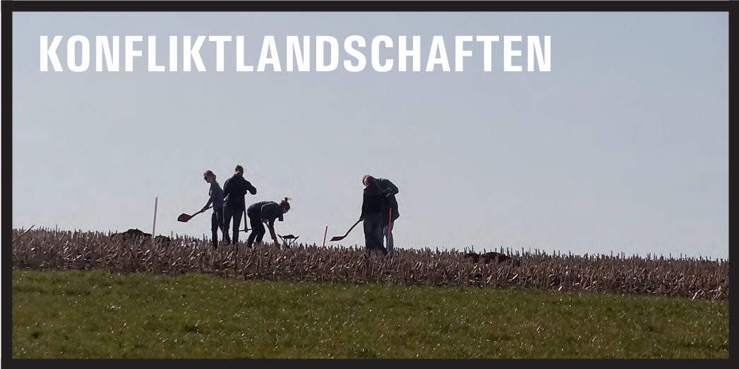 Das Foto zeigt eine Gruppe Menschen, die auf einem abgernteten Maisacker Grabungsarbeiten durchführen | Foto: Ruppe Koselleck